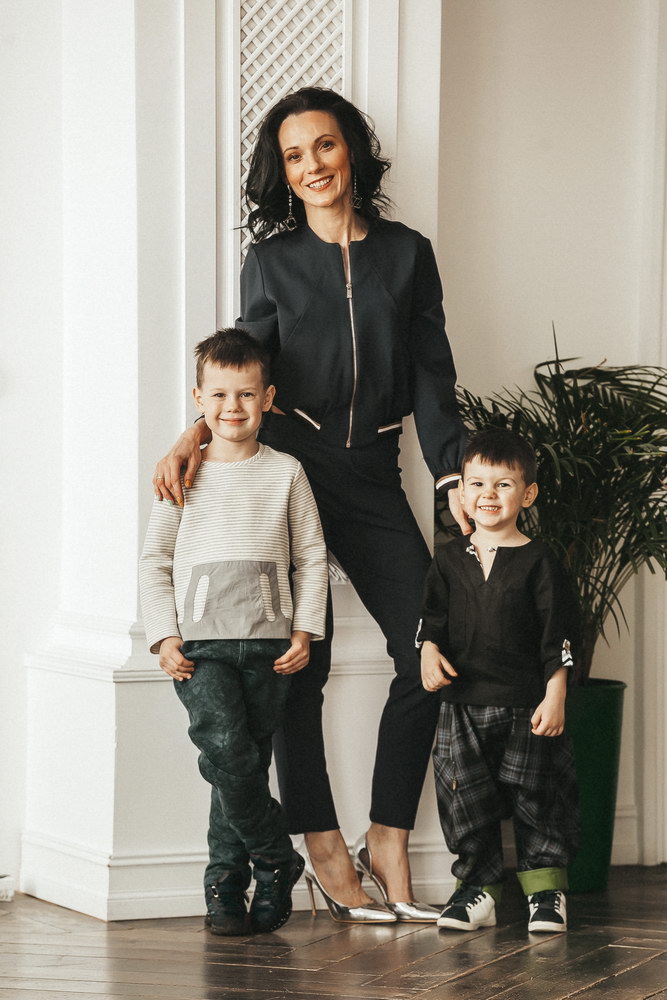 Мама и два сына русское. Мама и два сына. Фотосессия с двумя сыновьями. Фотосессия с сыном. Фотосессия мама и два сына.