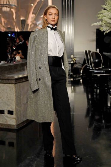 Вечерний дресс код — Black Tie для женщин. Высокая степень консервативности, предписывает высший уровень элегантности.